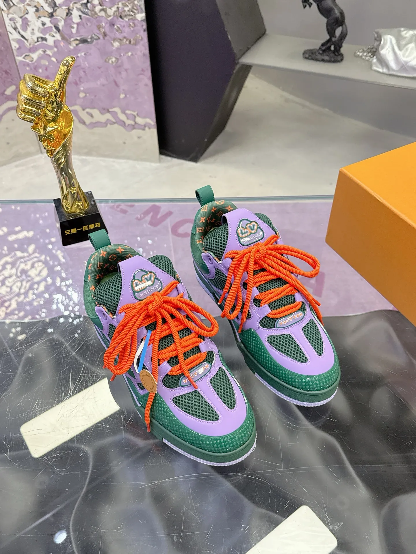 Factory price: 760💰 𝙇𝙑 𝟐𝟎𝟐5 𝐒𝐒 𝐧𝐞𝐰 Officially synchronized new colors💗 Louis Vuitton catwalk skateboard shoes are a hit, LOUIS VUITTON Trainer is undoubtedly one of the most successful Sneakers launched by luxury brands, but the pace of exploration will not stop. LOUISVUITTON will also bring a new series of skateboard shoes in the spring of 2025. The new series in the picture returns to the 90s Chunky Skate Shoes look and feel. The uppers are made of leather and mesh. The fat silhouette and thick shoelaces are very eye-catching. It is expected to have quite a few colors like the Trainer. Judging from the previous DIOR show skate shoes, this chunky style may be even stronger next year.  💎 LV small bread series LV bread shoe series 😘 Couple model Size: Female 35-40 Male 39-44, customized 45, 46